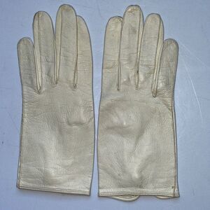 Vintage 50s/60s Size 6 off white leather gloves with pearl button at‎ wrist